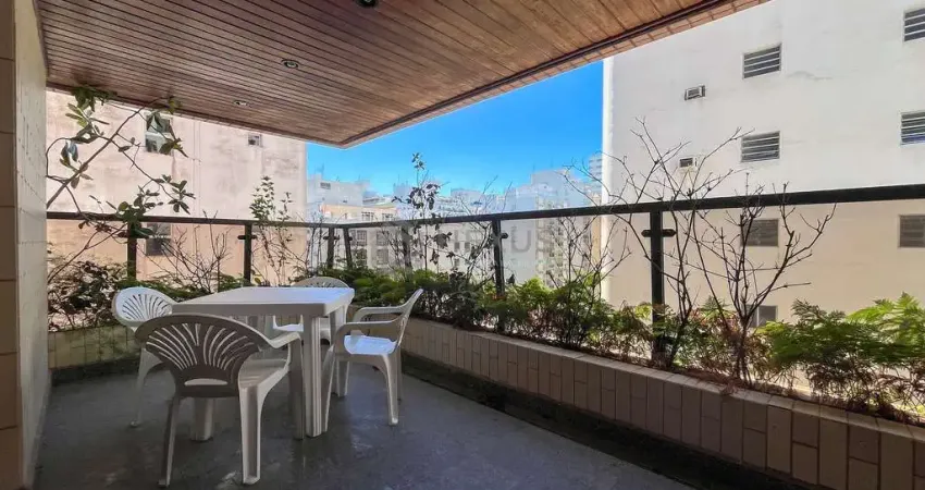 Apartamento com varanda a duas quadras da praia das pitangueiras, guaruja