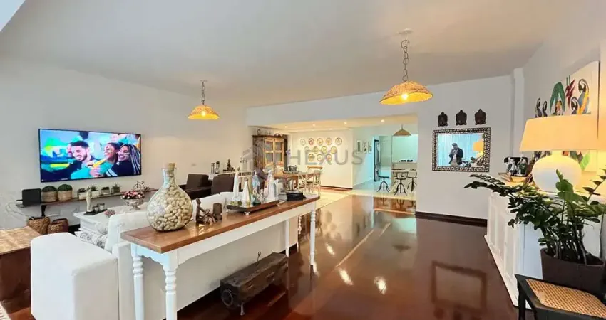 Apartamento reformado com vista mar na quadra mar da praia das pitangueira, guaruja