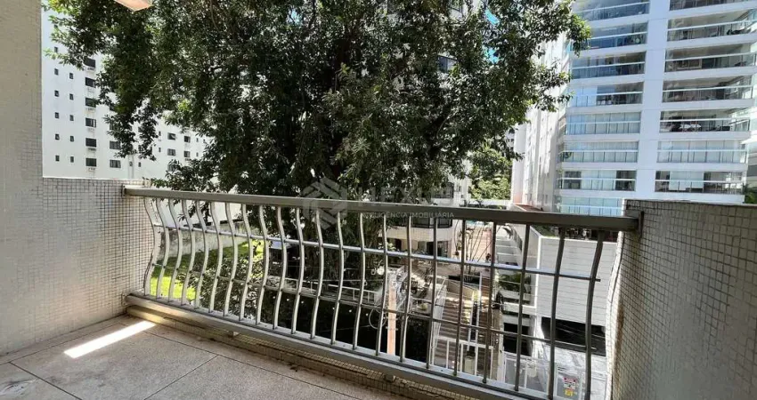 Apartamento frente rua com varanda e vista livre na praia das pitangueiras, guaruja