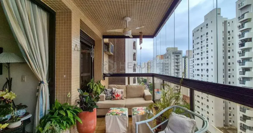 Apartamento com varanda e lazer a duas quadras da praia das pitangueiras, guaruja