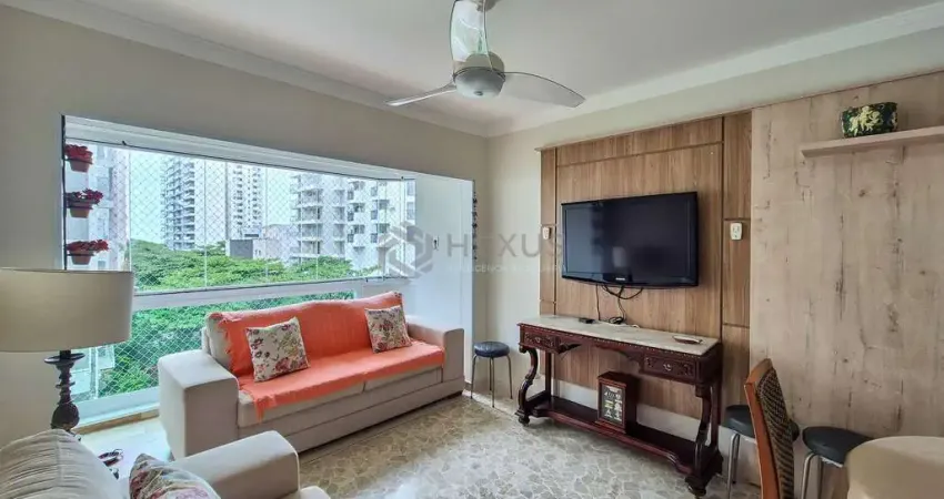 Apartamento reformado com varanda na praia das pitangueiras, guaruja