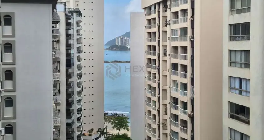 Apartamento reformado com varanda e vista mar na quadra mar da praia das pitangueiras, guaruja