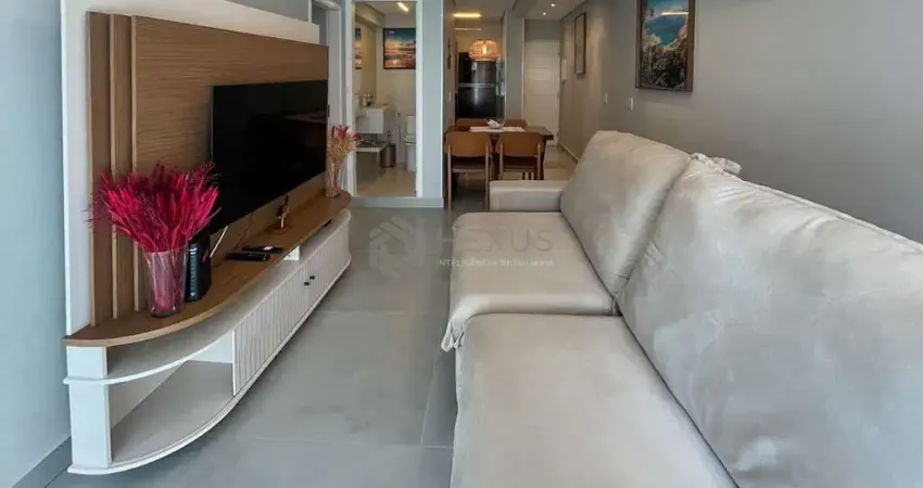 Apartamento reformado com varanda na quadra mar da praia das pitangueiras, guaruja