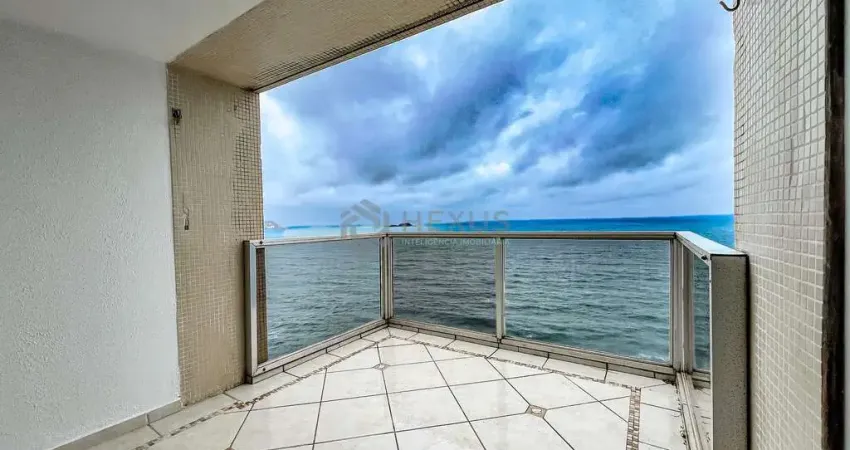 Apartamento frente mar reformado com varanda na praia das pitangueiras, guaruja