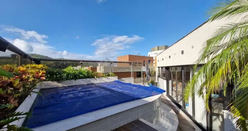 Cobertura duplex reformada com piscina, churrasqueira e vista mar na praia das asturias, guaruja