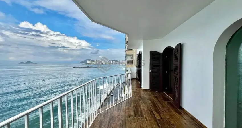 Apartamento frente mar reformado com varanda na praia das pitangueiras, guaruja