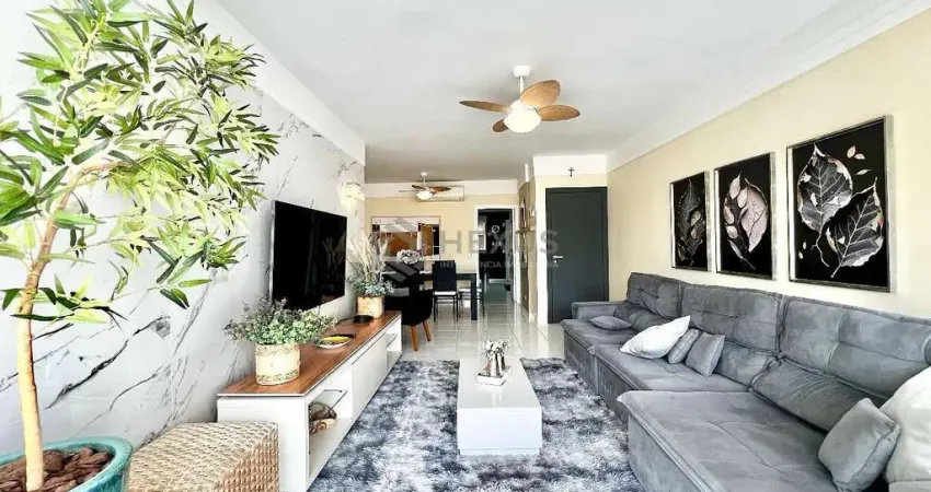 Apartamento reformado com varanda e lazer na quadra mar da praia das pitangueiras, guaruja