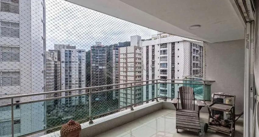 Apartamento com varanda e vista mar na beira mar da praia das pitangueiras, guaruja