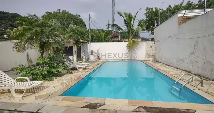 Casa com piscina e churrasqueira na praia do pernambuco, guaruja