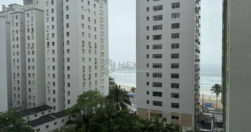 Apartamento reformado com varanda, lazer e vista mar na quadra mar da praia das pitangueiras, guaru