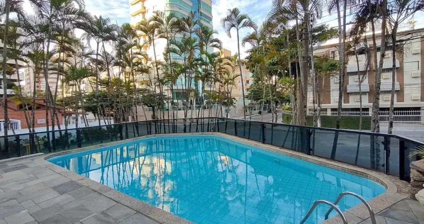 Apartamento com varanda e lazer na Praia da Enseada, Guaruja