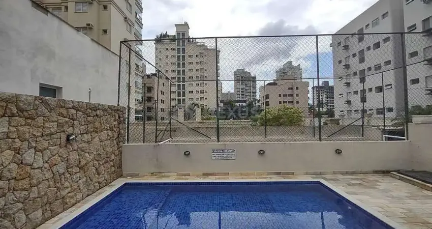 Apartamento reformado com varanda gourmet e lazer na Praia da Enseada, Guaruja