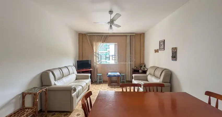 Apartamento com varanda na Praia das Pitangueiras, Guaruja