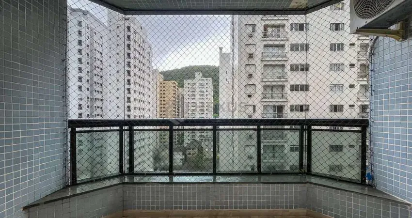 Apartamento com varanda e lazer na Praia das Pitangueiras, Guaruja