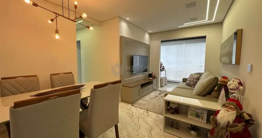 Apartamento reformado com varanda e lazer na Praia da Enseada, Guaruja