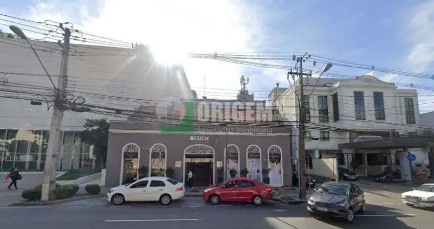 Loja em galeria na Av. Batel ao lado do Shopping.