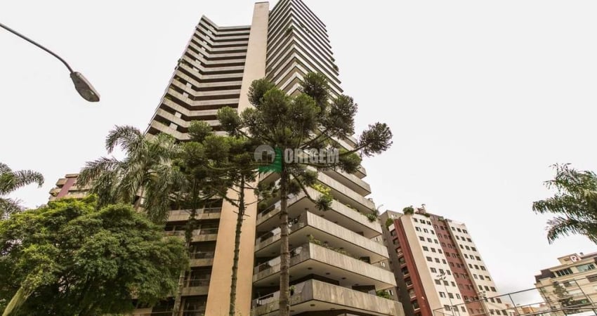 Apartamento no Cabral com 4 suítes e 6 vagas.