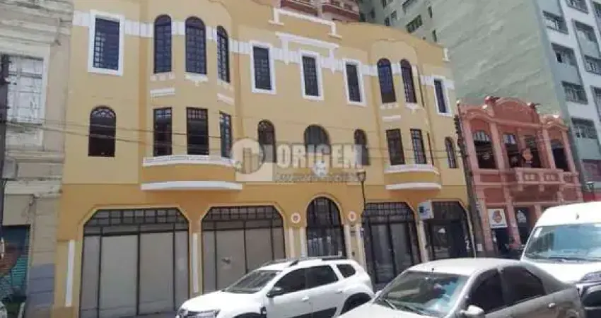 Studio impecável, no centro de curitiba, atrás da universidade federal do paraná e em frente ao paço municipal. completíssimo