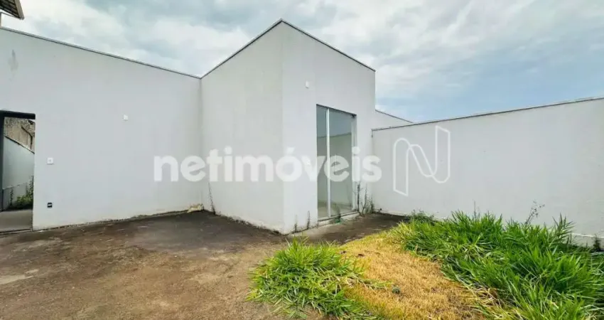 Casa plana em à venda com três quartos e duas vagas no bairro paquetá / betim/mg