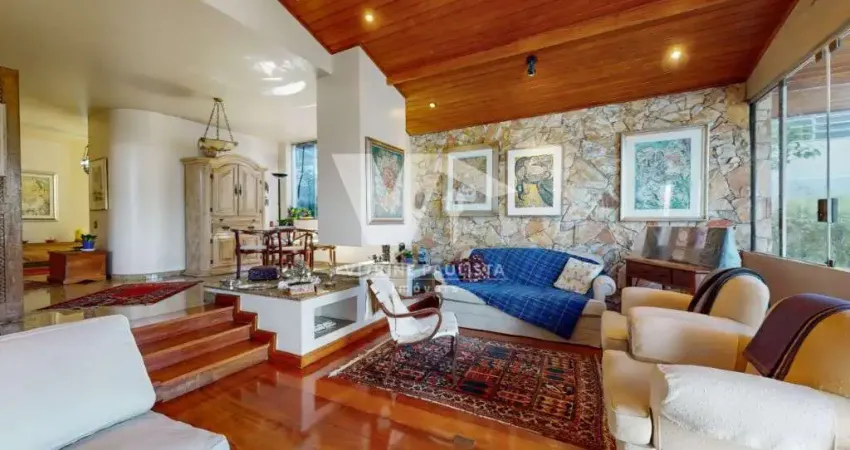 Sobrado à venda em pinheiros com 4 quartos (1 suíte) e 4 vagas de garagem, com 294m², lareira, jardim e sala de cinema.