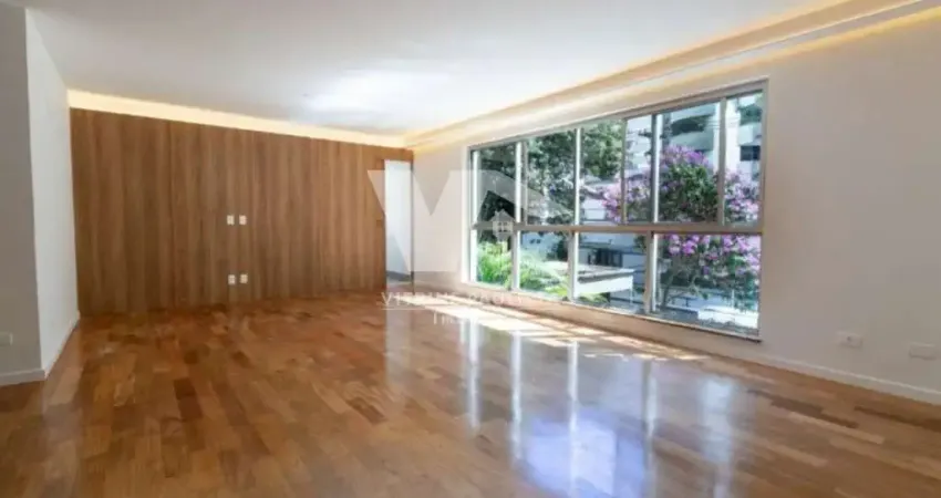 Apartamento reformado no jardim paulista com 3 quartos (2 suítes) e 2 vagas fixas. 136m², janelões, piso de taco e perto da av. paulista e metrô.