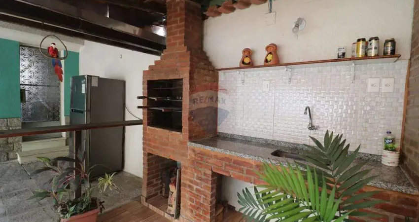 Excelente casa linear, 3 quartos, 4 vagas de Garagem, Varanda com churrasqueira. No Cocotá .