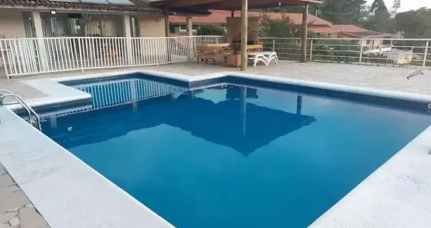 Viva a experiência de morar em uma casa moderna, sofisticada e com vista privilegiada para a serra da cantareira!