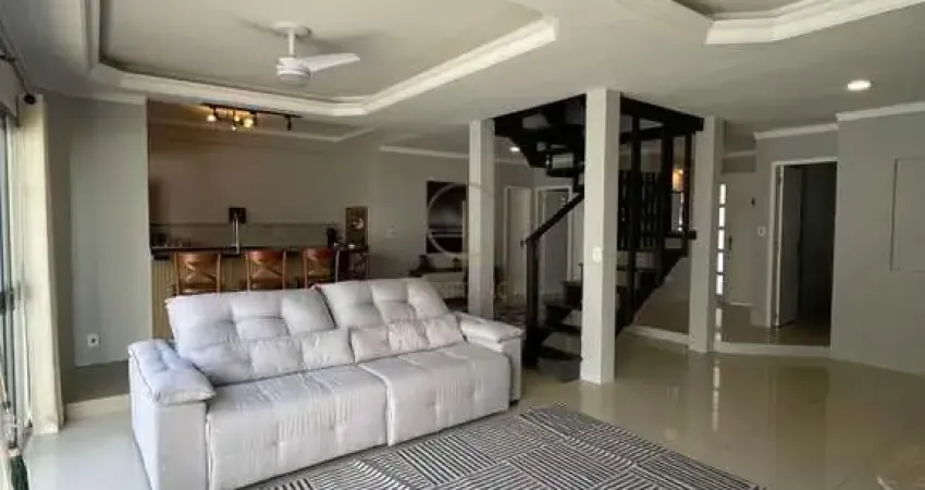 Casa 03 dormitórios, sendo 02 suítes, closet, sacada, piscina, garagem para 02 veículos e pátio  no bairro harmonia