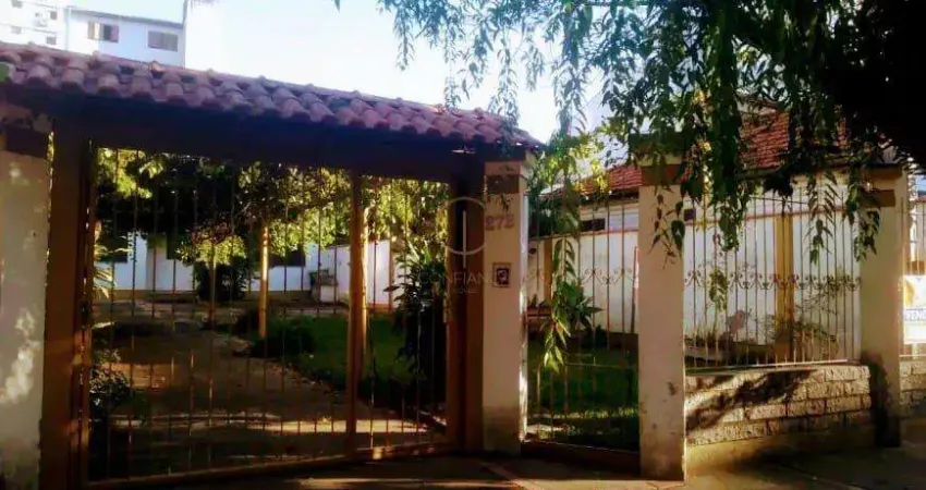 Ótima localização no centro sobrado 03 dormitórios e 05 vagas para veículos