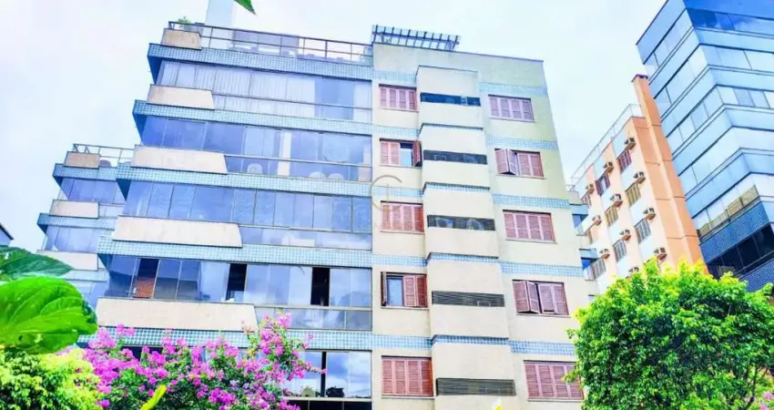 Apartamento de 03 dormitórios, sendo 01 suíte com closet, 02 sacadas e 02 vagas para veículos no bairro centro