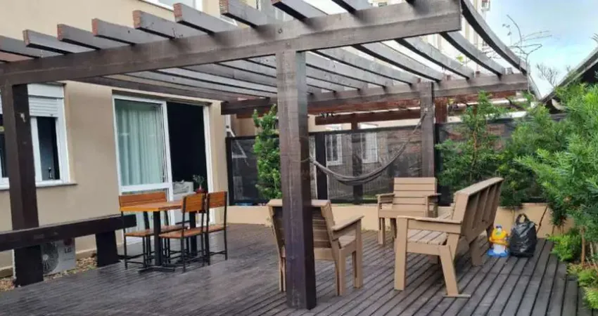 Lindo apartamento térreo, 3 dormitórios, com 159 m2 privativos, com pátio com deck e pergolado.