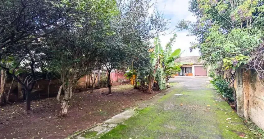 Casa térrea de 03 dormitórios, sendo uma suíte, churrasqueira, vaga de garagem coberta com amplo pátio no bairro nossa senhora das graças