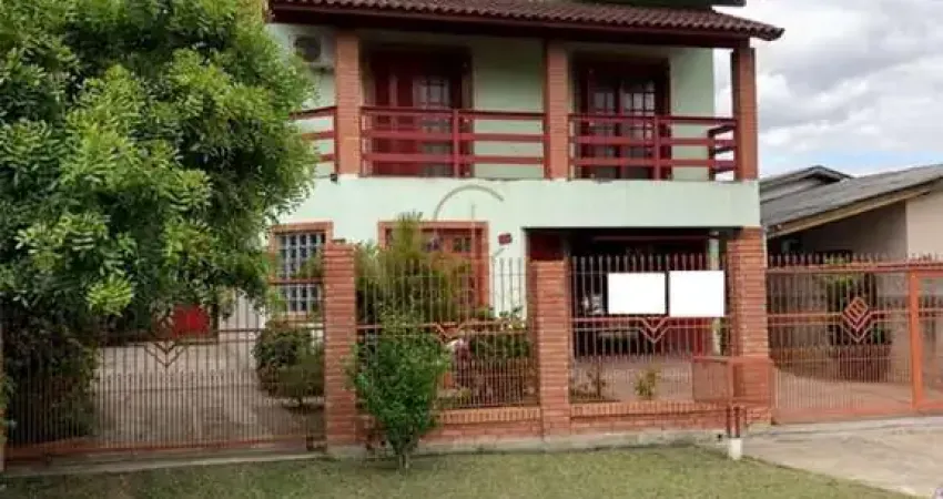 Sobrado de 200m², com sacada e terreno grande, no centro de nova santa rita