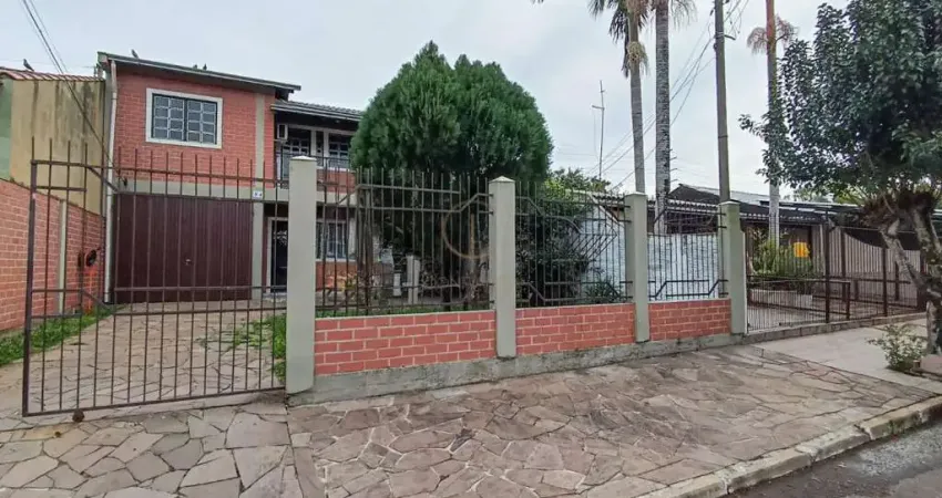 Sobrado de 02 dormitórios, peças amplas, espaço churrasco com 3 vagas de garagens cobertas.