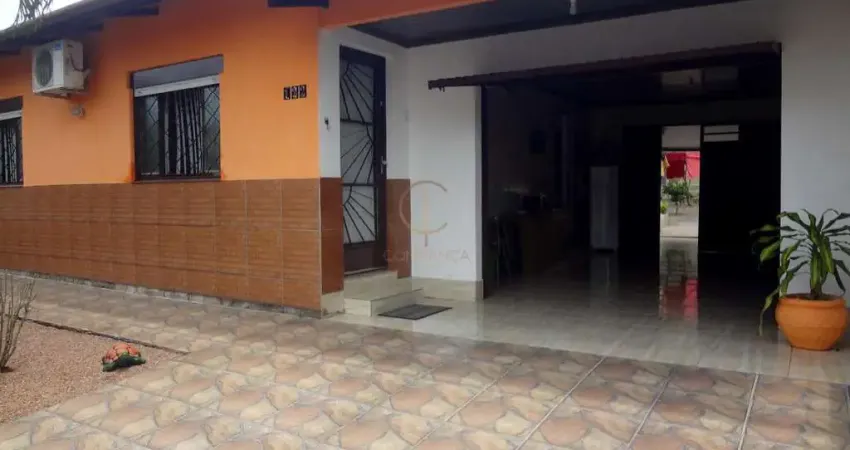 Casa com 2 dormitórios, pátio na frente e fundos, no centro de nova santa rita.