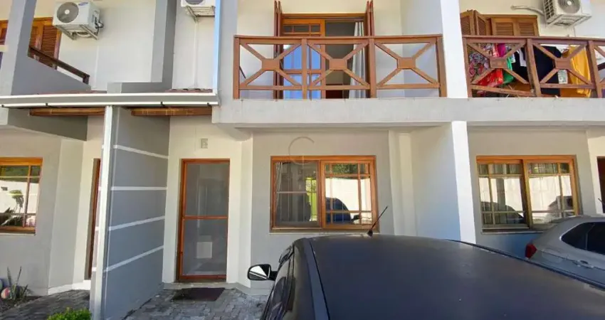 Sobrado em cond. 02 dormitórios, gabinete e 02 vagas para veículo