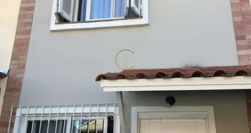 Sobrado 2 dormitórios, com pátio e fechamento retrátil, próximo ao centro