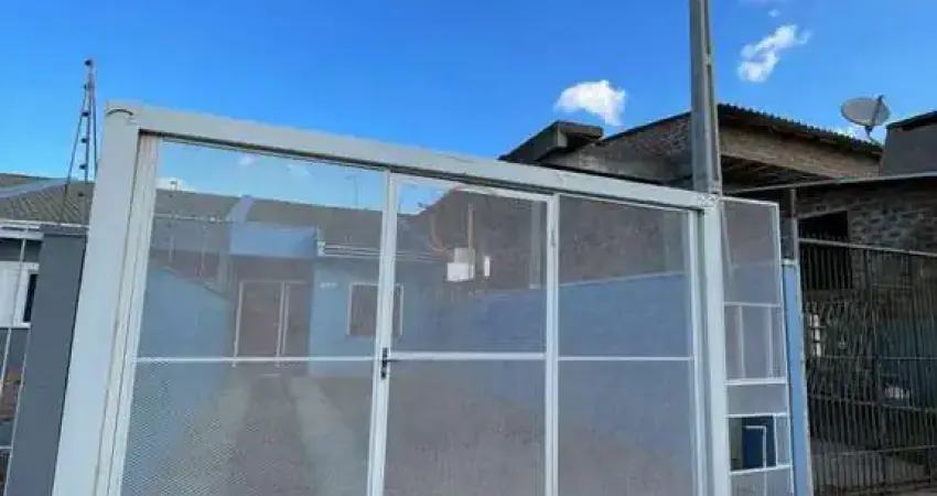 Casa térrea 02 dormitórios, pátio nos fundos, churrasqueira e 02 vagas para veículos no bairro rio branco