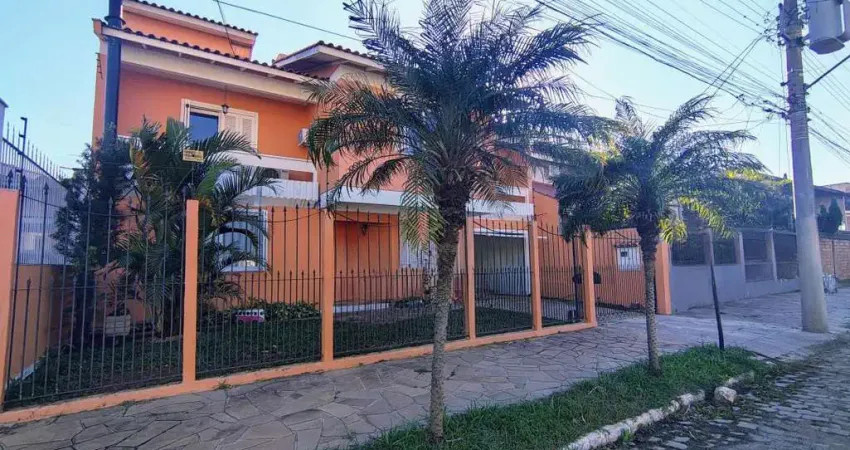 Sobrado 04 dormitórios, sendo 02 suítes, piscina aquecida , placas solares e vaga para 03 veículos no bairro centro