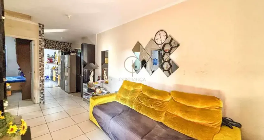 Ótima casa com teto retrátil, móveis planejados de 02 dormitórios, vaga de garagem coberta e pátio com churrasqueira e fogáo campeiro.