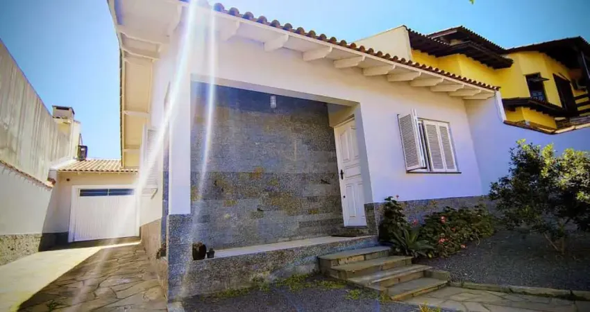 Casa terréa reformada com  02 dormitorios, vaga para  veículos com patio no bairro moinhos de vento
