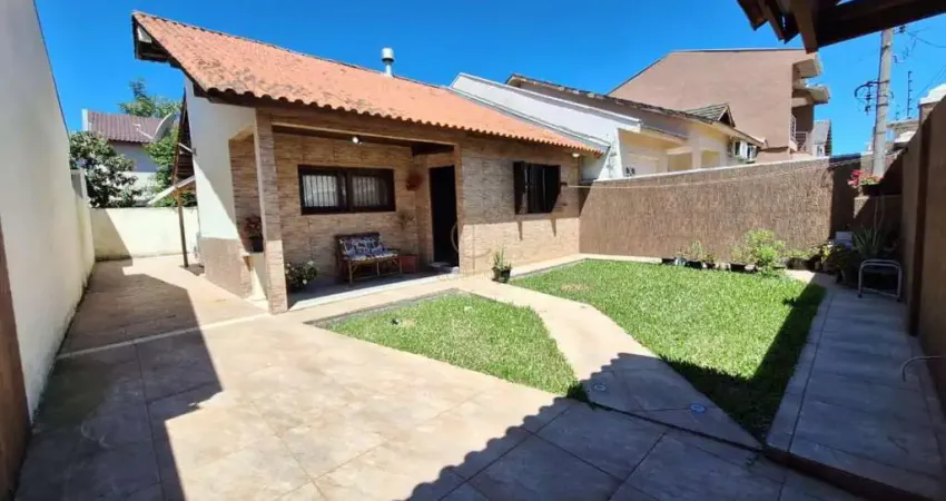 Casa térrea com 2 dormitórios, sendo 1 suíte, 4 vagas, lareira, no bairro igara.