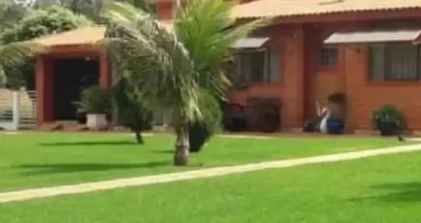 Casa de alto padrão em condomínio na cidade de águas de santa bárbara.