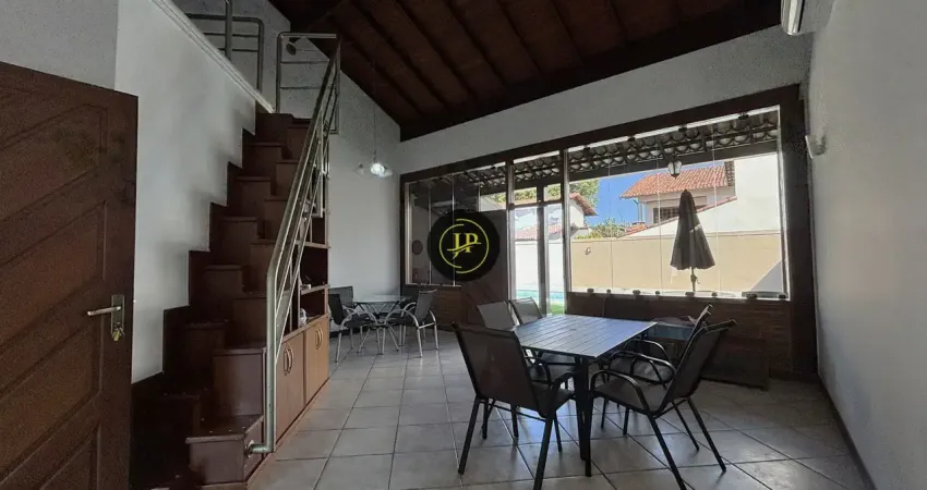 Casa linear de 03 quartos/suíte com quintal e piscina na mata da praia