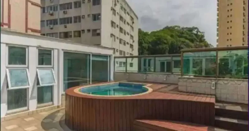 Excelente cobertura em região residencial. com fácil locomoção para todo rj. 5qtos,3 sts,3 vgs e deck piscina