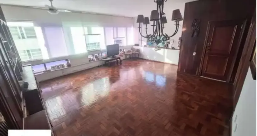 Oportuno e exclusivo. uma quadra da praia, ponto nobre. apto bem distribuído, e prédio cobiçado