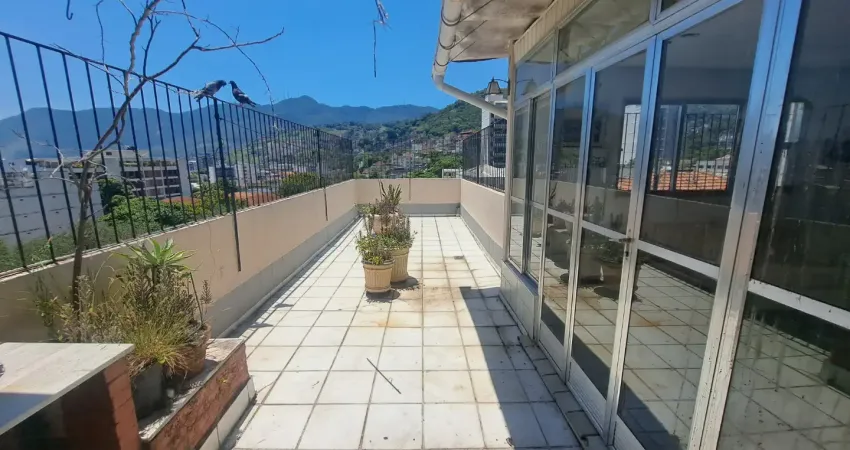 COBERTURA Oportuna, em área nobre do Grajaú. 2 Salas amplas, 3Qtos (1 suíte), 2 Vagas e amplo terraço.