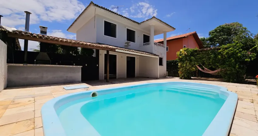 Casa com piscina e churrasqueira em condomínio fechado. loteamento miragem, proximo a praia de villas do atlantico e colegio sartre.