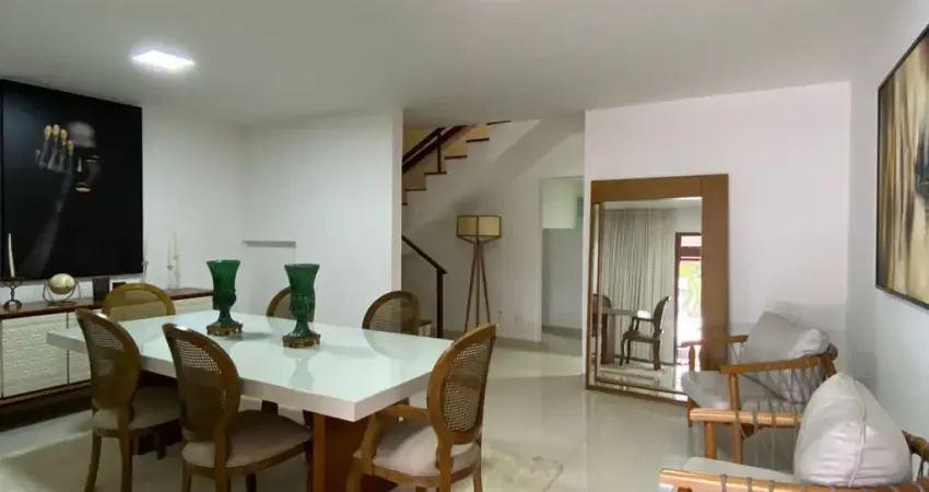 Belissíma casa com 03 quartos e piscina privativa em condomínio!