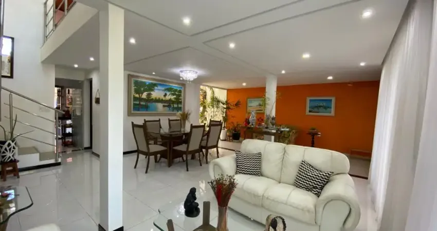 Maravilhosa casa com 03 quartos e piscina em condomínio clube!